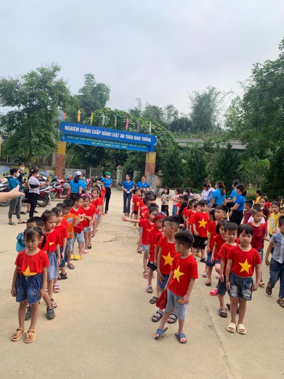 Hình ảnh: Các bé xếp hàng chuẩn bị vào trải nghiệm